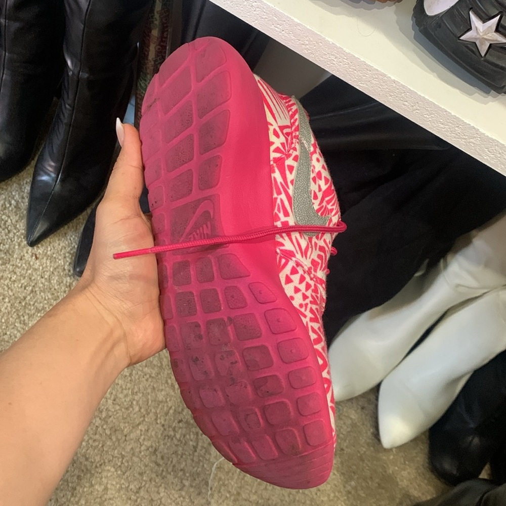 Pink Nike shoes - Picture 3 of 4